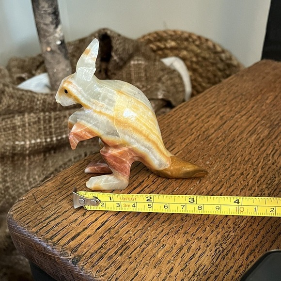 Onyx  Kangaroo Statue - Picture 5 of 5